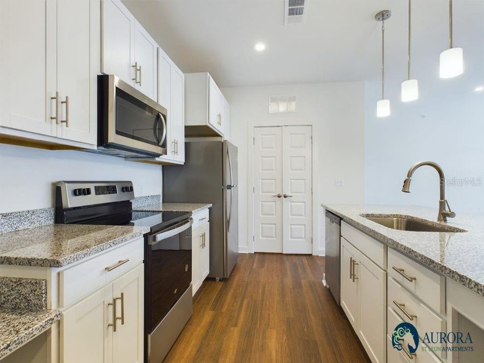 Recently Rented: $1,699 (1 beds, 1 baths, 809 Square Feet)