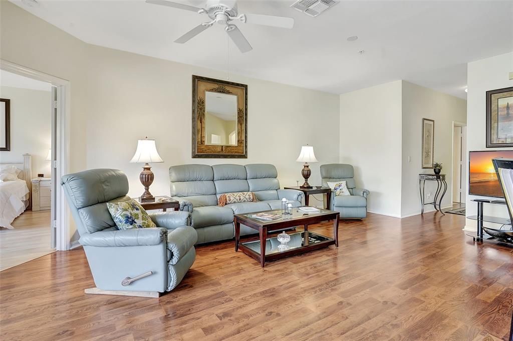 For Sale: $424,900 (2 beds, 2 baths, 1401 Square Feet)