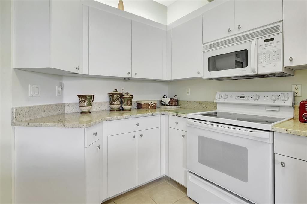 For Sale: $424,900 (2 beds, 2 baths, 1401 Square Feet)