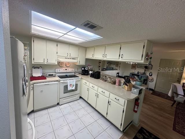 For Sale: $184,900 (2 beds, 2 baths, 899 Square Feet)