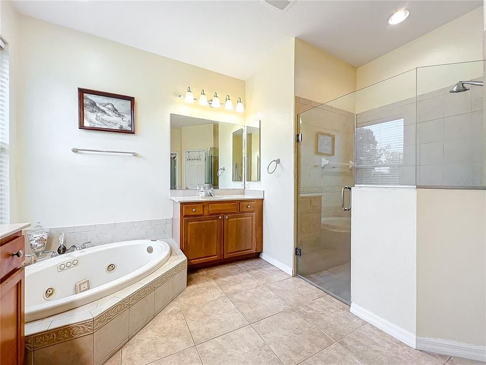 最近售出: $595,000 (4 贝兹, 2 浴室, 2413 平方英尺)