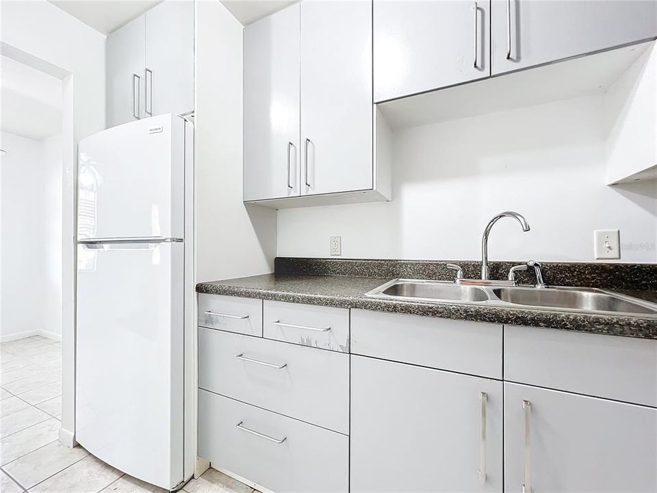 For Sale: $79,900 (1 beds, 1 baths, 768 Square Feet)