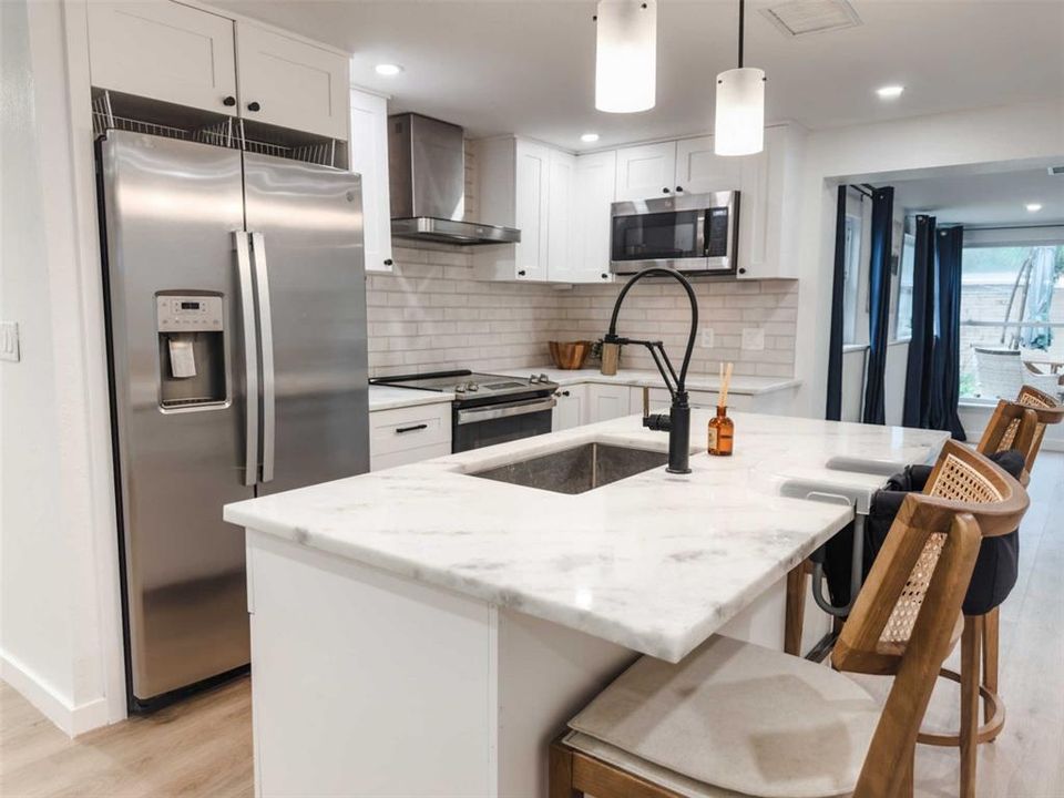 Active With Contract: $449,000 (2 beds, 1 baths, 1274 Square Feet)