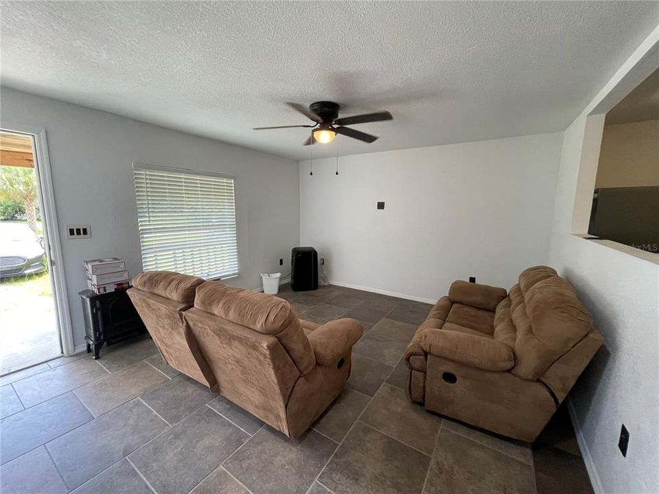 For Sale: $179,000 (2 beds, 1 baths, 738 Square Feet)