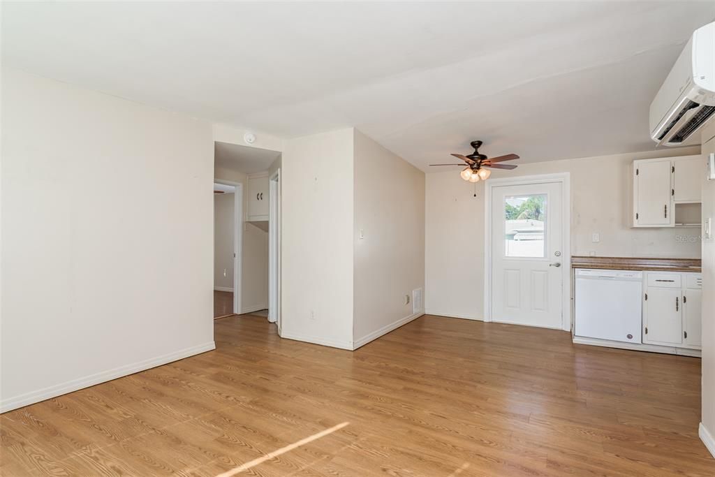 Active With Contract: $275,000 (2 beds, 1 baths, 585 Square Feet)