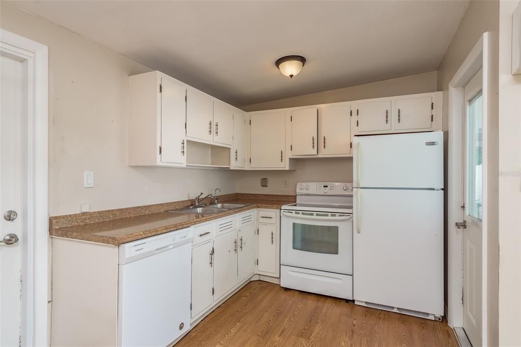 Active With Contract: $275,000 (2 beds, 1 baths, 585 Square Feet)