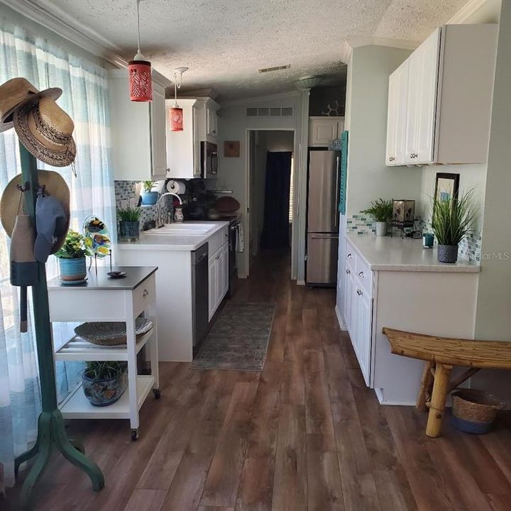 For Sale: $249,000 (1 beds, 1 baths, 714 Square Feet)