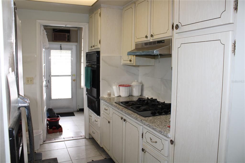 For Sale: $159,000 (2 beds, 1 baths, 950 Square Feet)