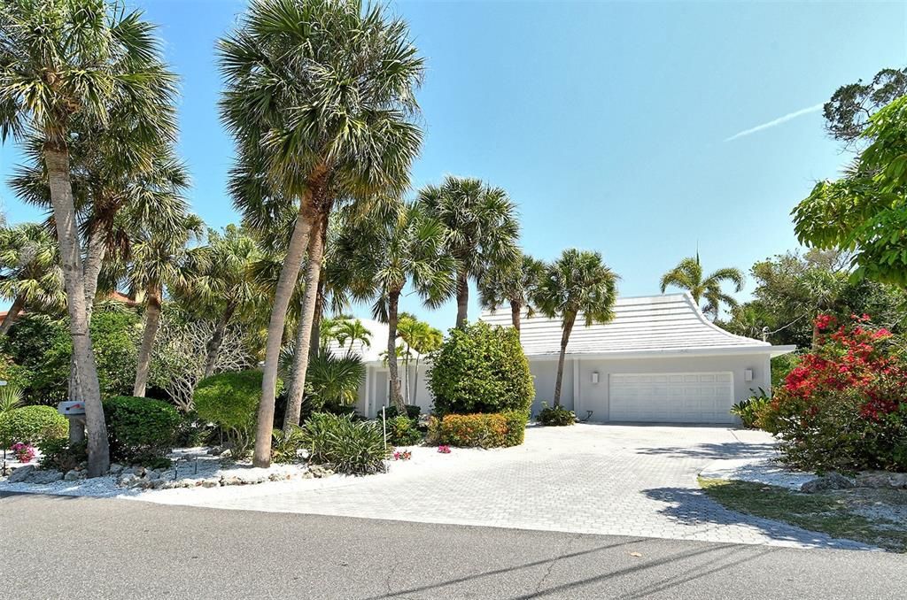 Recently Rented: $9,400 (3 beds, 2 baths, 3302 Square Feet)