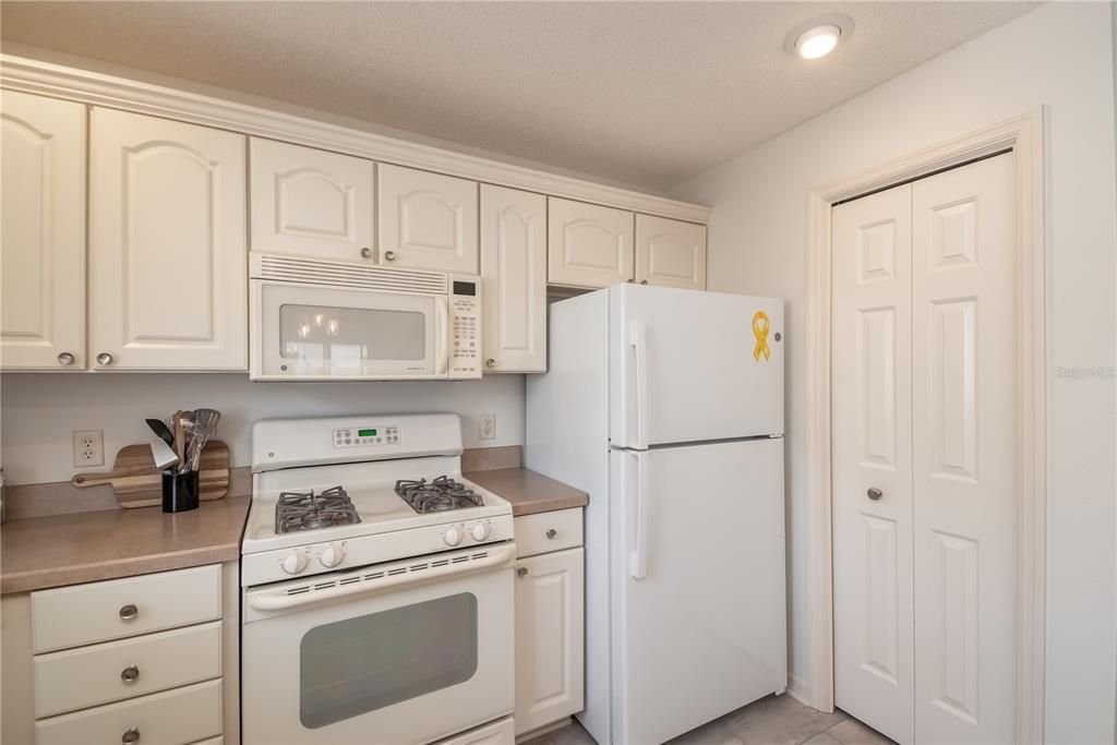 For Sale: $347,900 (2 beds, 2 baths, 1132 Square Feet)