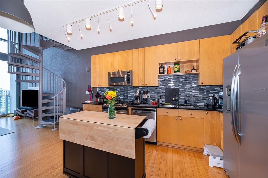 For Sale: $369,900 (1 beds, 1 baths, 928 Square Feet)