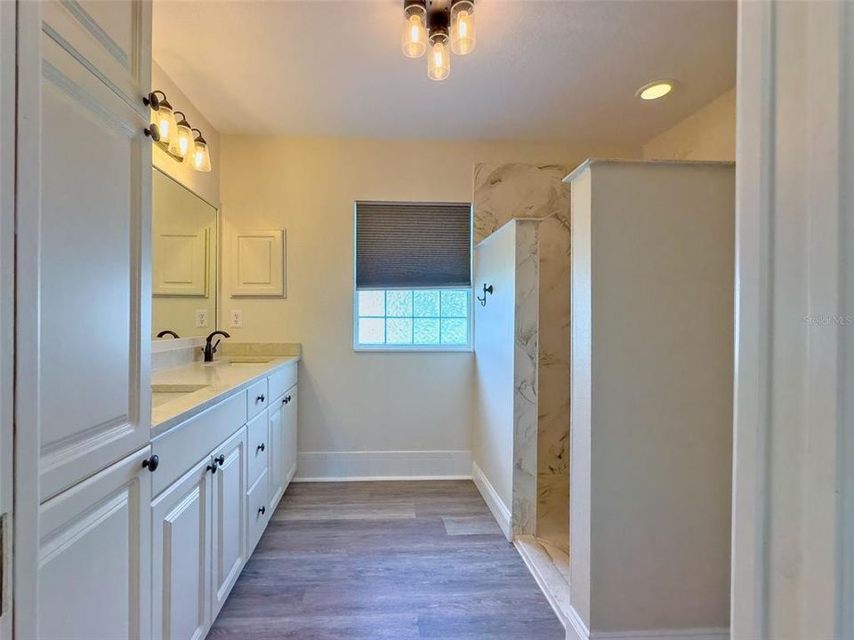 For Sale: $324,900 (2 beds, 2 baths, 1684 Square Feet)