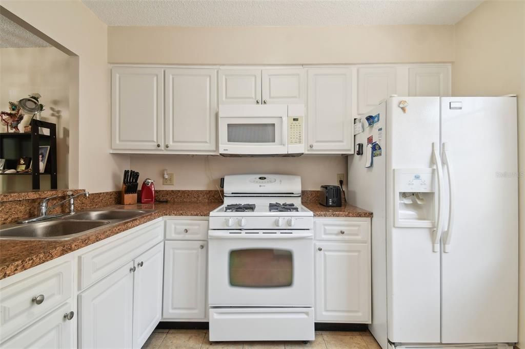 For Sale: $125,000 (1 beds, 1 baths, 646 Square Feet)