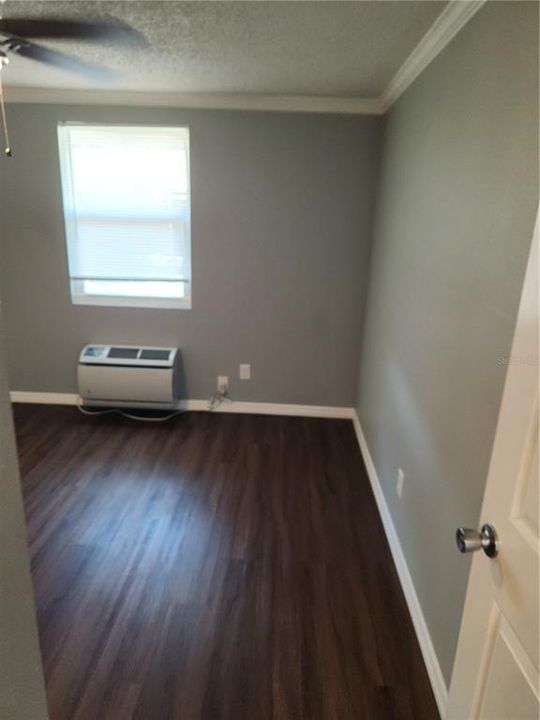 Active With Contract: $1,095 (1 beds, 1 baths, 564 Square Feet)