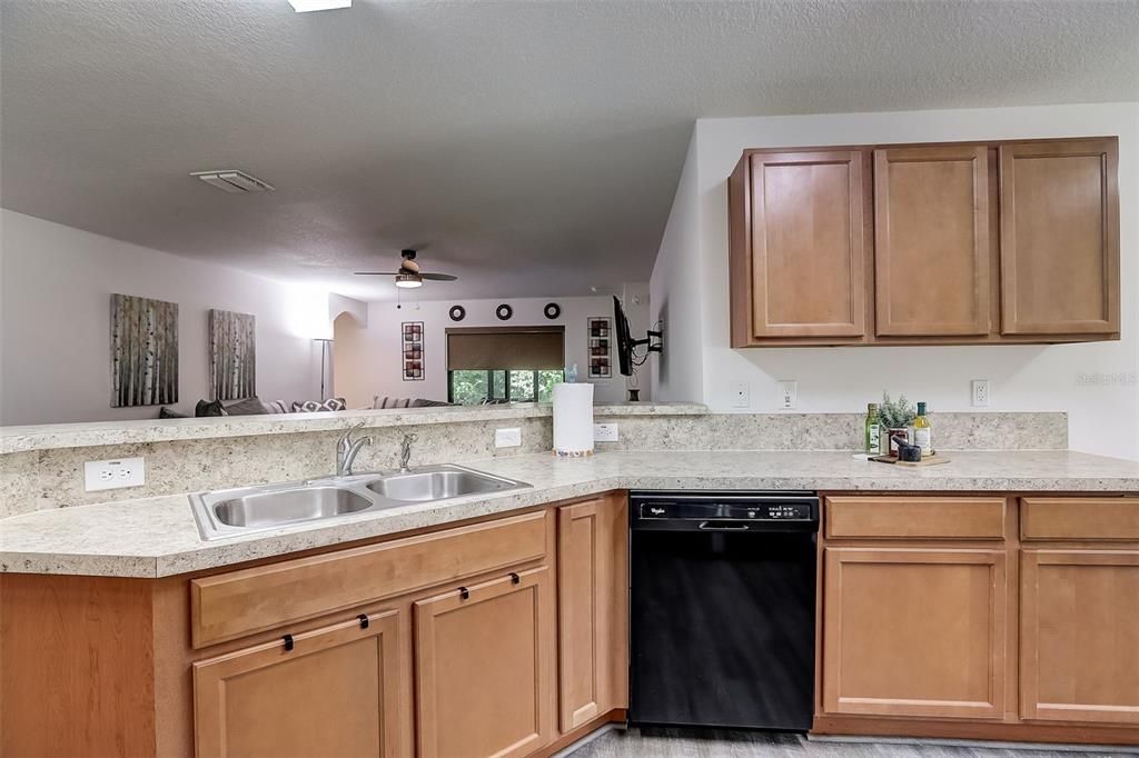 Active With Contract: $335,000 (3 beds, 2 baths, 1542 Square Feet)