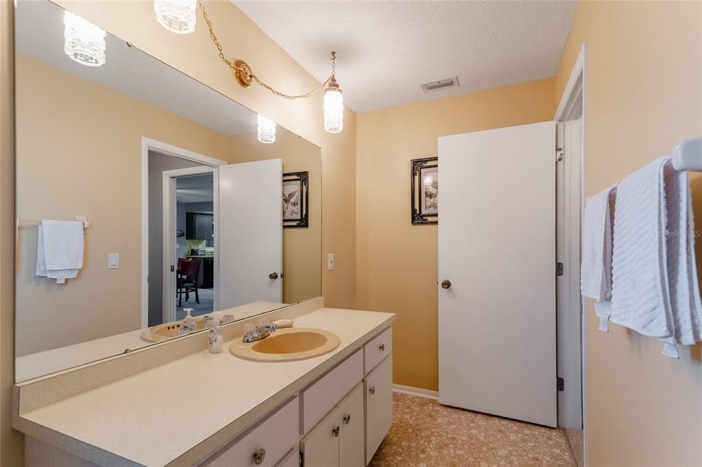 For Sale: $279,900 (2 beds, 2 baths, 1248 Square Feet)