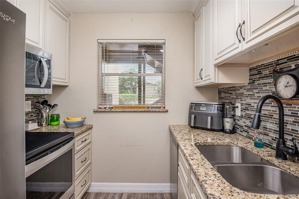 For Sale: $135,000 (1 beds, 1 baths, 741 Square Feet)