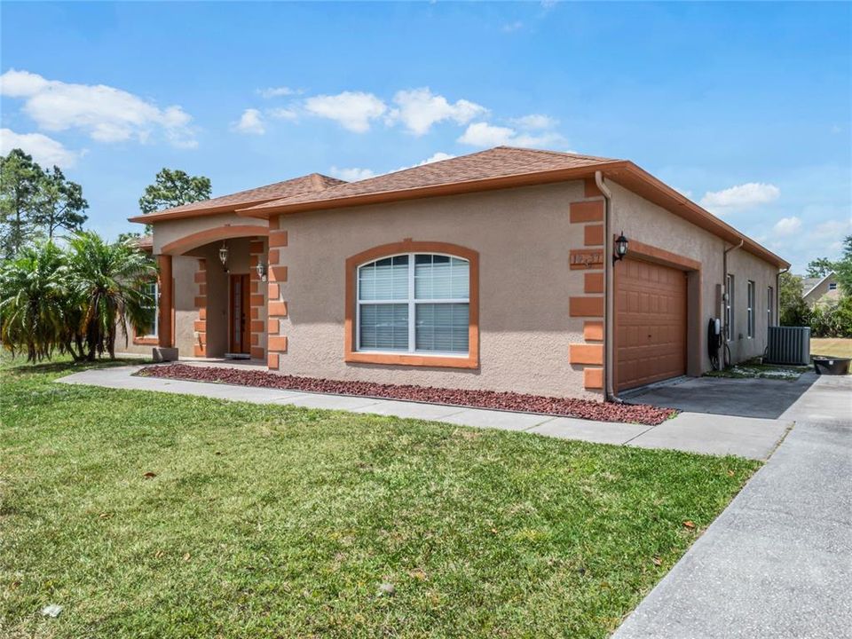 For Sale: $600,000 (5 beds, 2 baths, 2188 Square Feet)