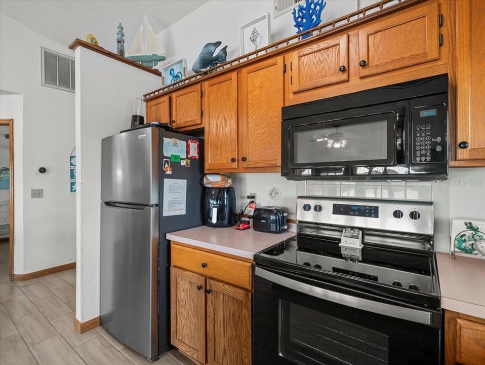 For Sale: $349,000 (2 beds, 1 baths, 840 Square Feet)