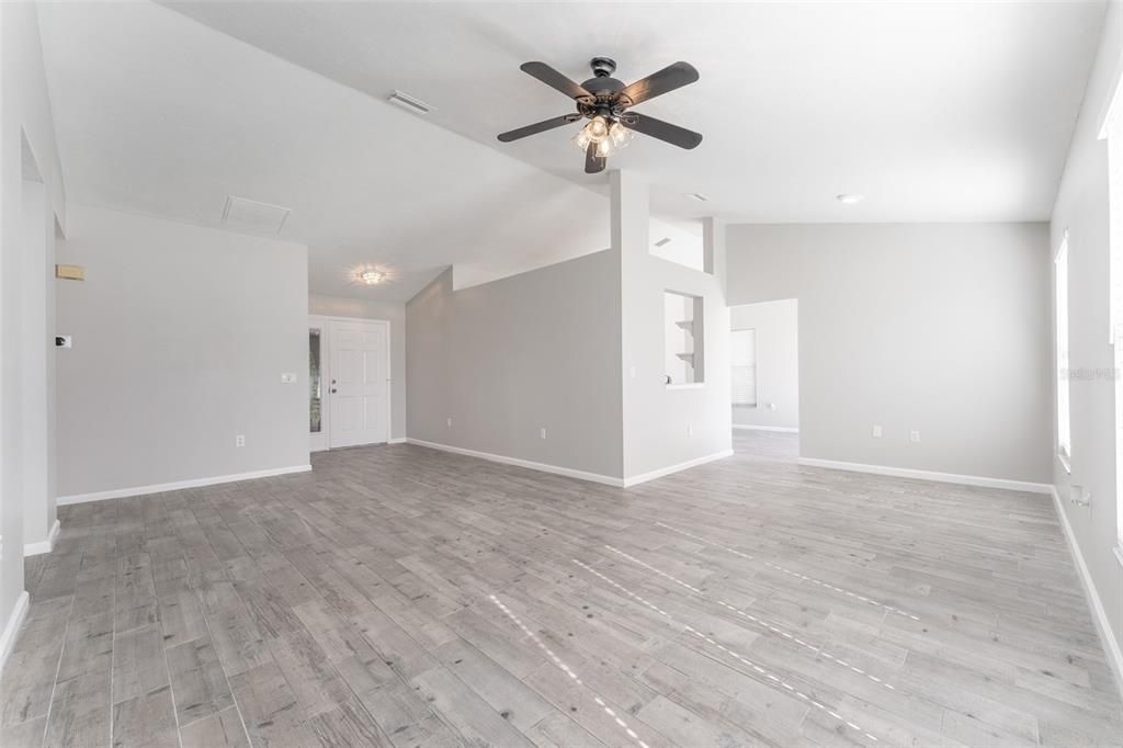 For Sale: $367,900 (3 beds, 2 baths, 1387 Square Feet)