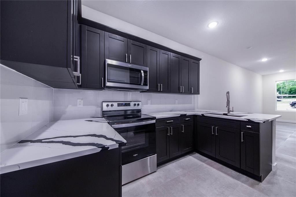 For Sale: $399,999 (2 beds, 2 baths, 1925 Square Feet)
