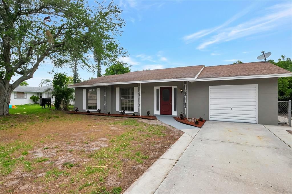 Active With Contract: $349,900 (3 beds, 2 baths, 1032 Square Feet)