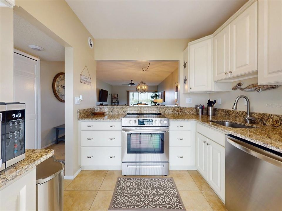 For Sale: $225,000 (2 beds, 2 baths, 1025 Square Feet)