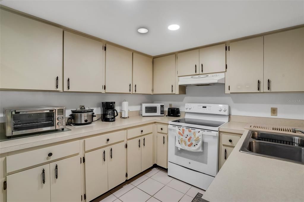 For Sale: $300,000 (3 beds, 2 baths, 1570 Square Feet)