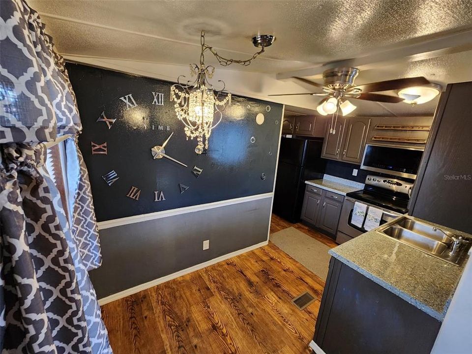 For Sale: $127,500 (2 beds, 1 baths, 604 Square Feet)
