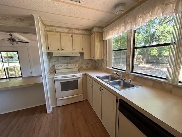 Very nice kitchen with newer appliances