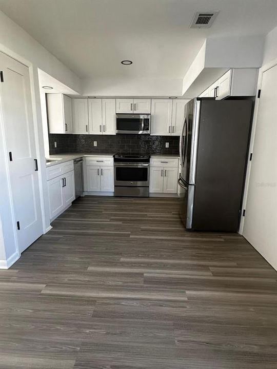 Active With Contract: $2,550 (3 beds, 2 baths, 1341 Square Feet)