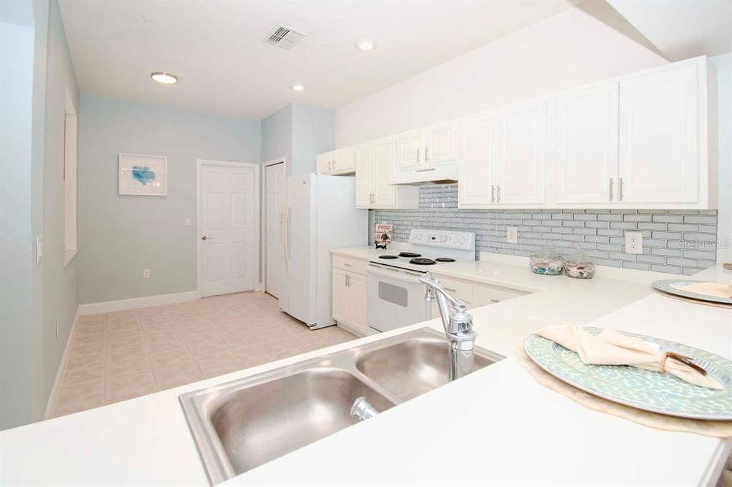 For Sale: $329,900 (2 beds, 2 baths, 1324 Square Feet)