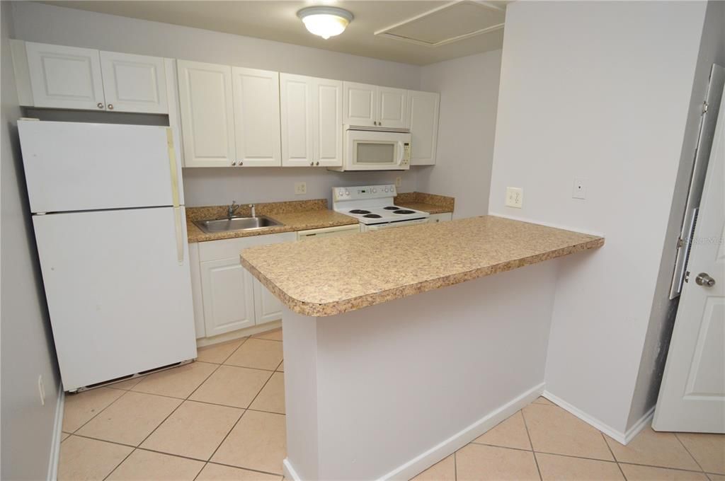 Active With Contract: $1,350 (1 beds, 1 baths, 700 Square Feet)