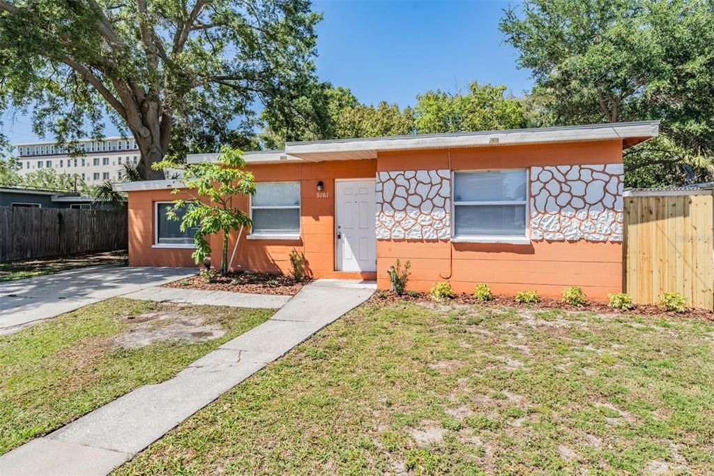 For Sale: $325,500 (3 beds, 2 baths, 1098 Square Feet)