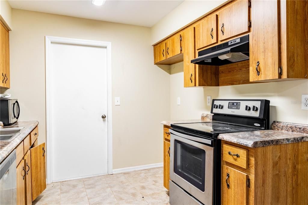 Active With Contract: $235,000 (3 beds, 1 baths, 994 Square Feet)