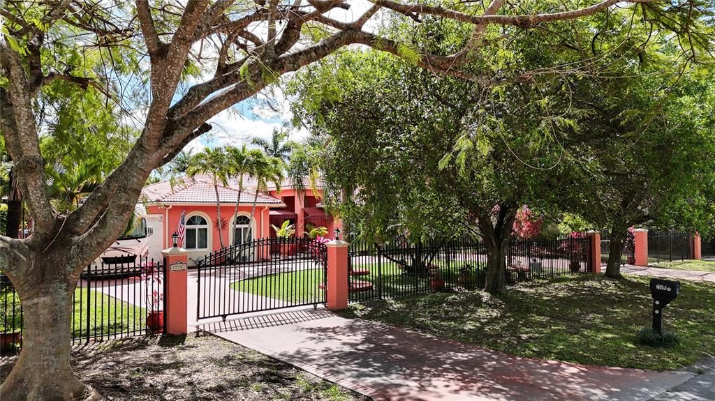 Recently Sold: $920,000 (4 beds, 2 baths, 2176 Square Feet)