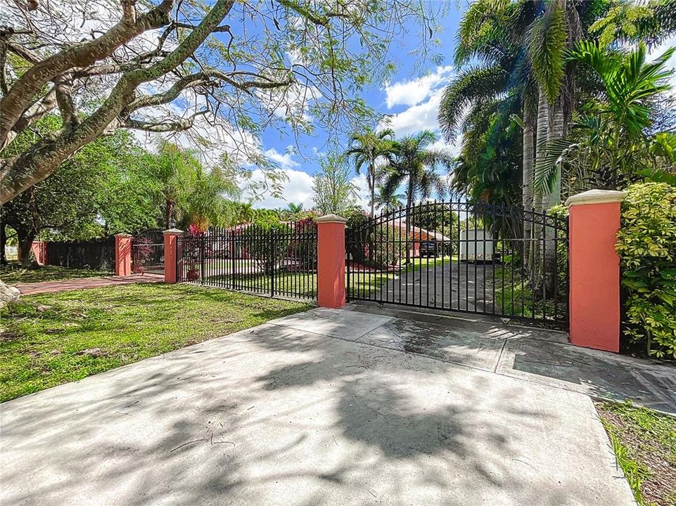 Recently Sold: $920,000 (4 beds, 2 baths, 2176 Square Feet)