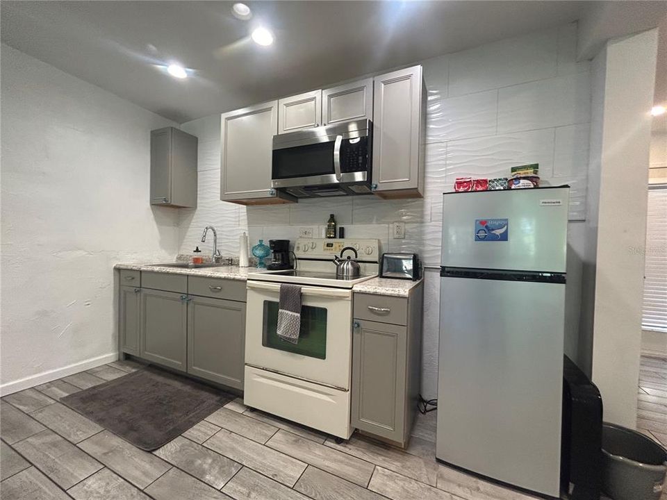 Active With Contract: $225,000 (2 beds, 1 baths, 918 Square Feet)