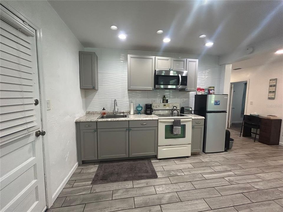 Recently Sold: $225,000 (2 beds, 1 baths, 918 Square Feet)