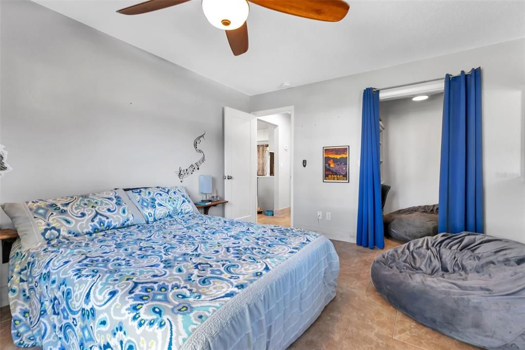 Active With Contract: $382,000 (2 beds, 2 baths, 1202 Square Feet)
