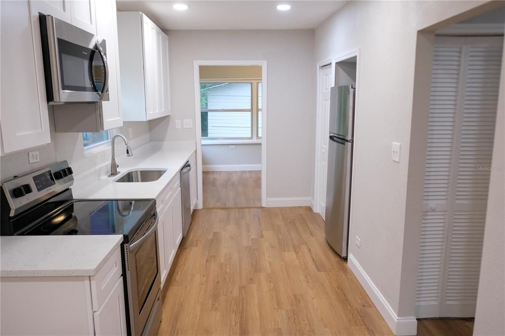 Active With Contract: $214,900 (2 beds, 1 baths, 896 Square Feet)