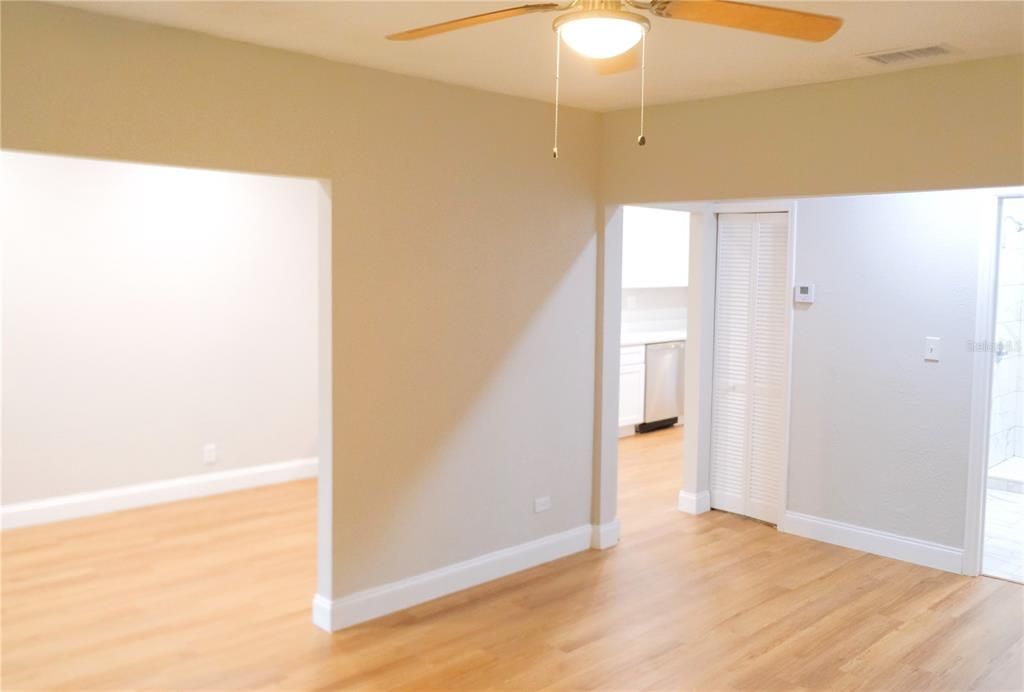 Active With Contract: $214,900 (2 beds, 1 baths, 896 Square Feet)