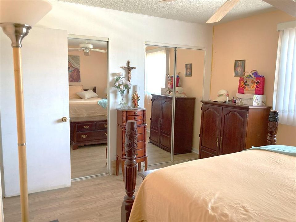 For Sale: $125,000 (1 beds, 1 baths, 870 Square Feet)