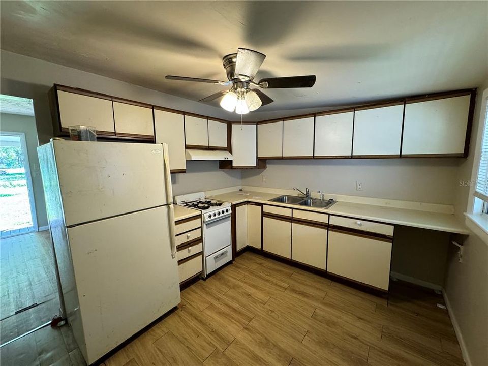For Rent: $1,200 (2 beds, 1 baths, 648 Square Feet)