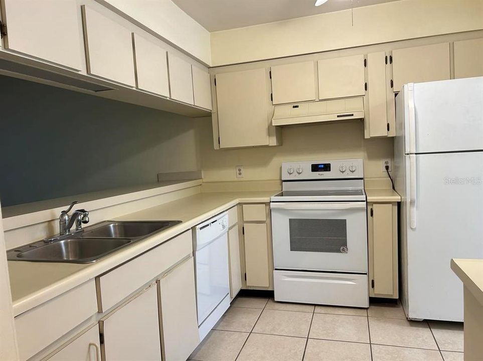 For Rent: $2,200 (2 beds, 2 baths, 1303 Square Feet)