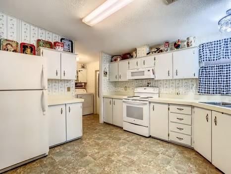 For Sale: $159,999 (2 beds, 2 baths, 1002 Square Feet)