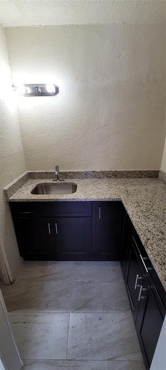 For Rent: $1,200 (1 beds, 1 baths, 275 Square Feet)