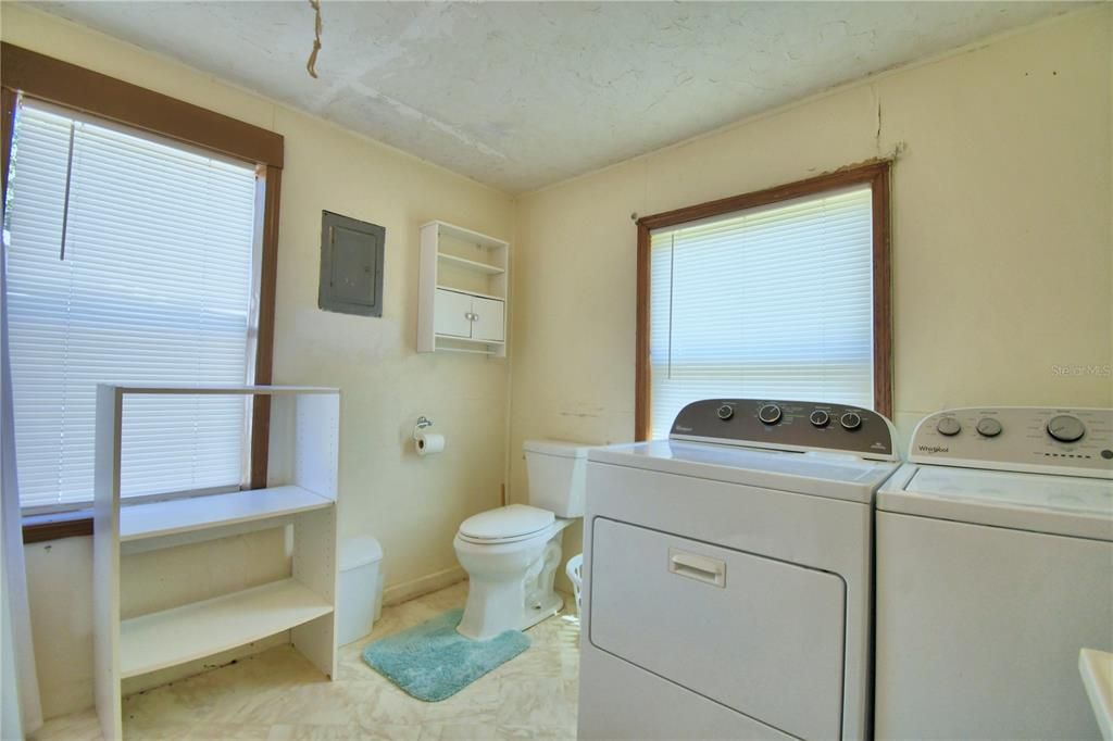 For Sale: $150,000 (2 beds, 1 baths, 936 Square Feet)