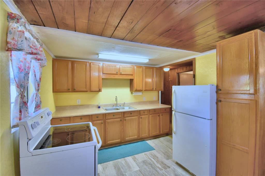 For Sale: $150,000 (2 beds, 1 baths, 936 Square Feet)