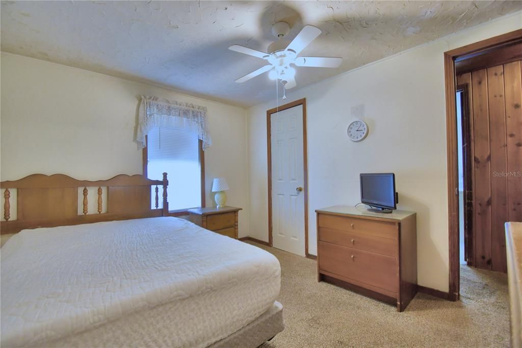 For Sale: $150,000 (2 beds, 1 baths, 936 Square Feet)